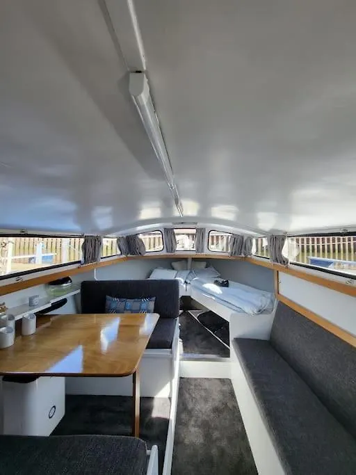 Hollaendisches Kajuetboot Nixe Hotel Bremen Botel