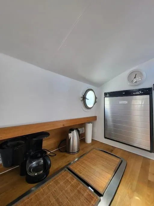 Hollaendisches Kajuetboot Nixe Hotel Bremen