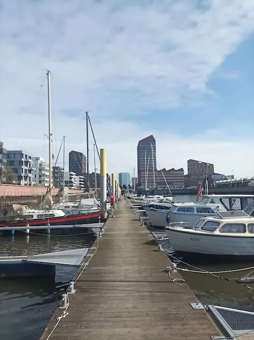 Hollaendisches Kajuetboot Nixe Hotel Bremen Botel