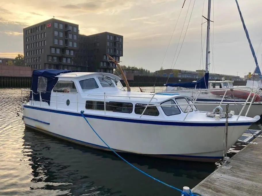 Hollaendisches Kajuetboot Nixe Hotel Bremen Germany