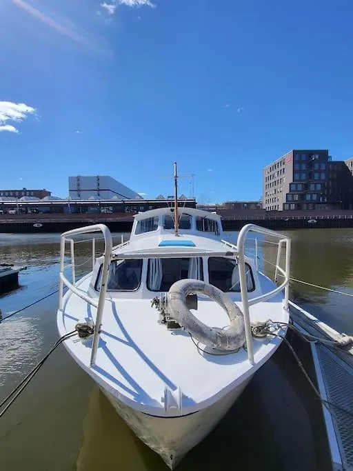 Hollaendisches Kajuetboot Nixe Hotel Bremen