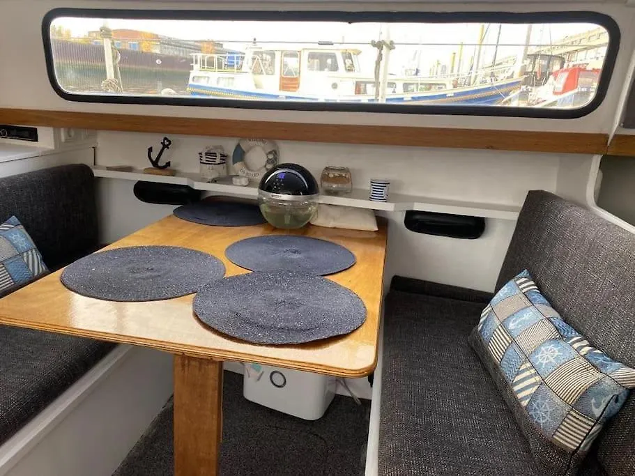 Hollaendisches Kajuetboot Nixe Hotel Bremen Botel