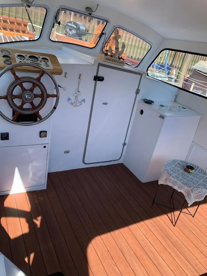 Hollaendisches Kajuetboot Nixe Hotel Bremen